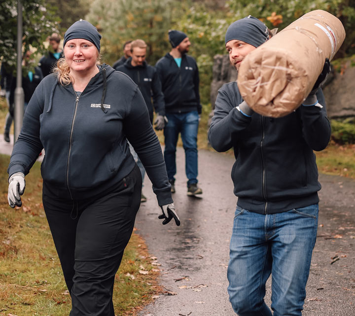 A group of DH employees walking outside during a volunteering event.